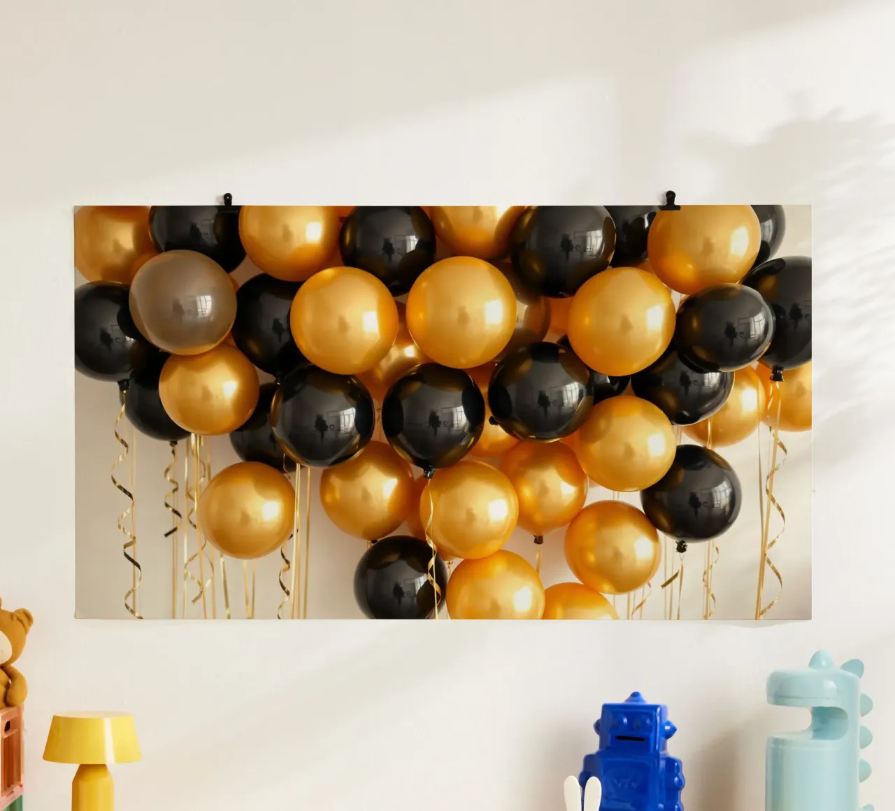 Celebrazione di un grappolo di palloncini neri e oro poster con telaio in alluminio da DesignDoodle