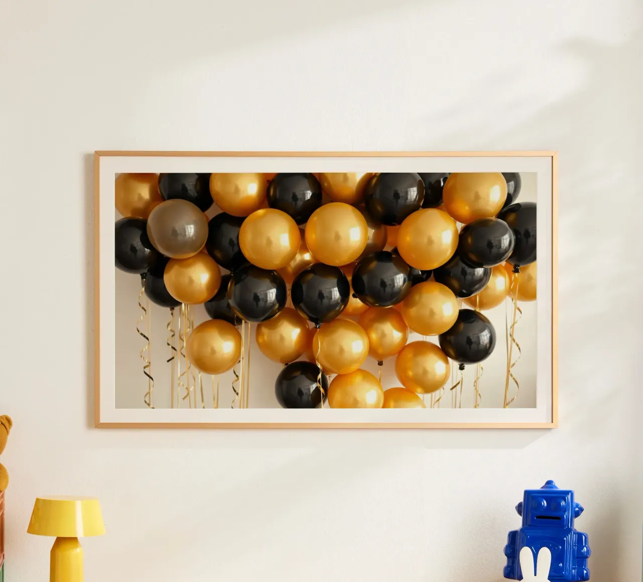Celebrazione di un grappolo di palloncini neri e oro poster con telaio in alluminio da DesignDoodle