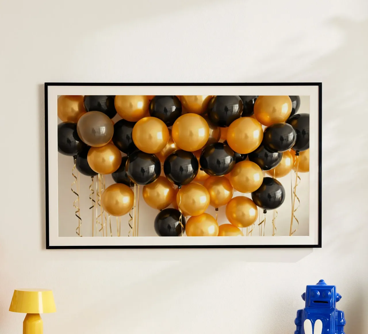 Celebrazione di un grappolo di palloncini neri e oro poster con telaio in alluminio da DesignDoodle