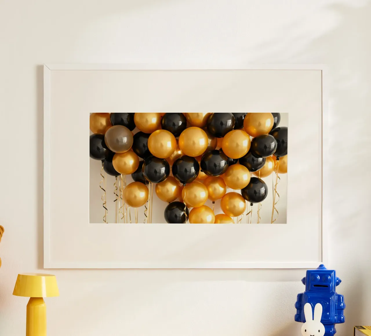 Celebrazione di un grappolo di palloncini neri e oro poster con telaio in alluminio da DesignDoodle