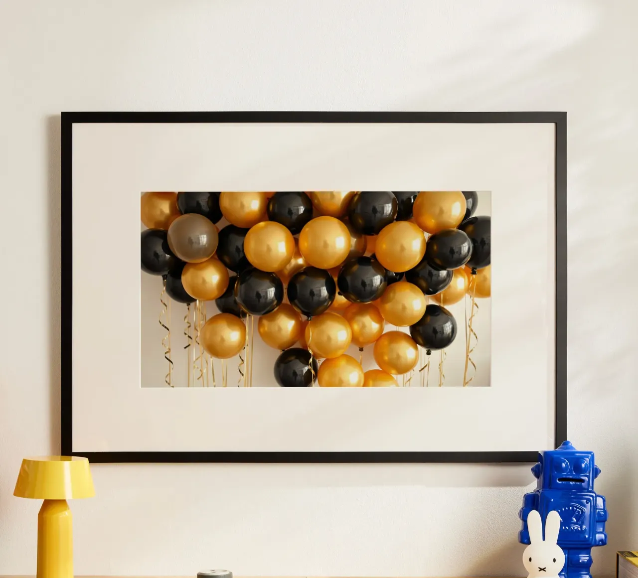 Celebrazione di un grappolo di palloncini neri e oro poster con telaio in alluminio da DesignDoodle
