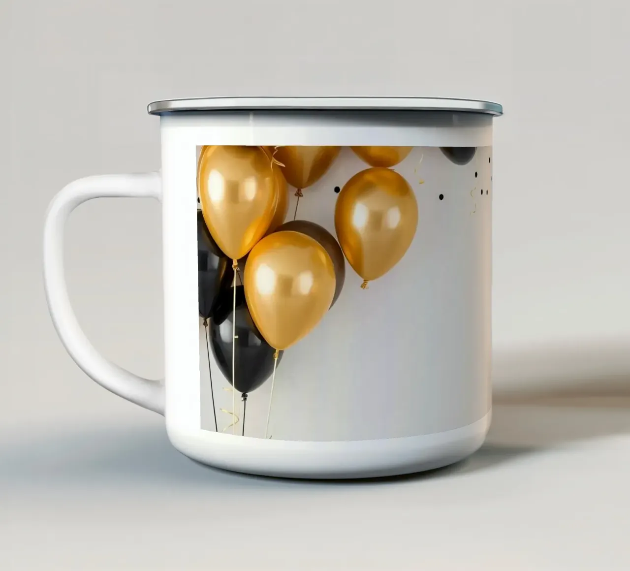 Disposizione colorata di palloncini neri e oro copia dello spazio tazza in smalto da DesignDoodle