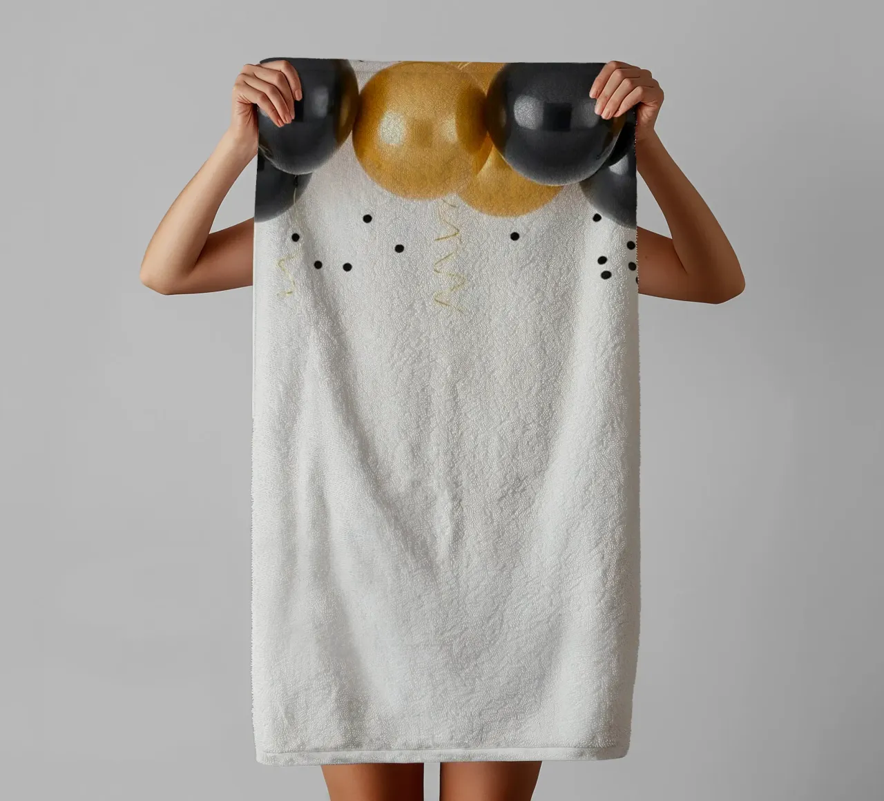 Disposizione colorata di palloncini neri e oro copia dello spazio asciugamano da bagno da DesignDoodle