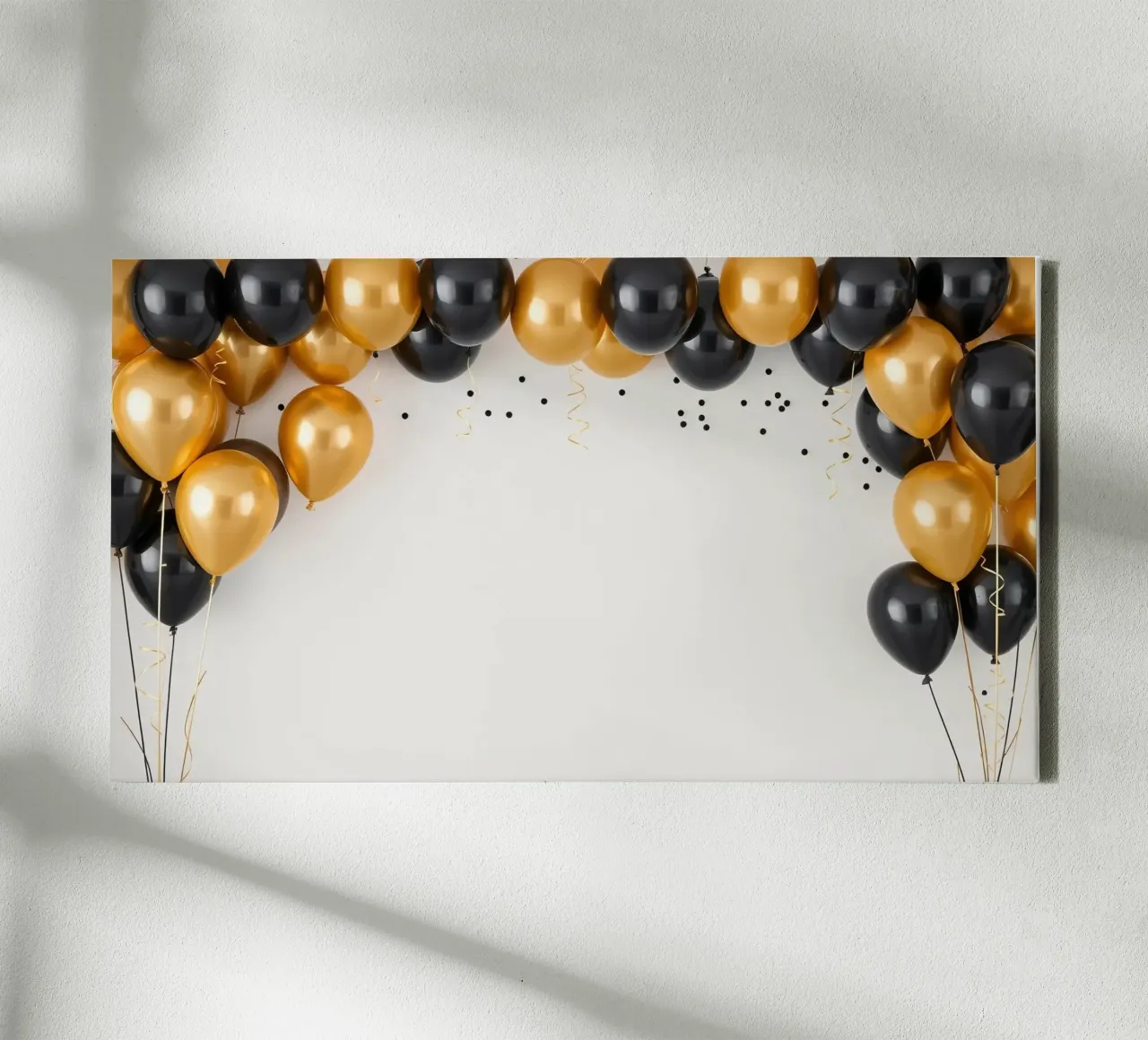 Disposizione colorata di palloncini neri e oro copia dello spazio tela con Cornice a cassetta da DesignDoodle