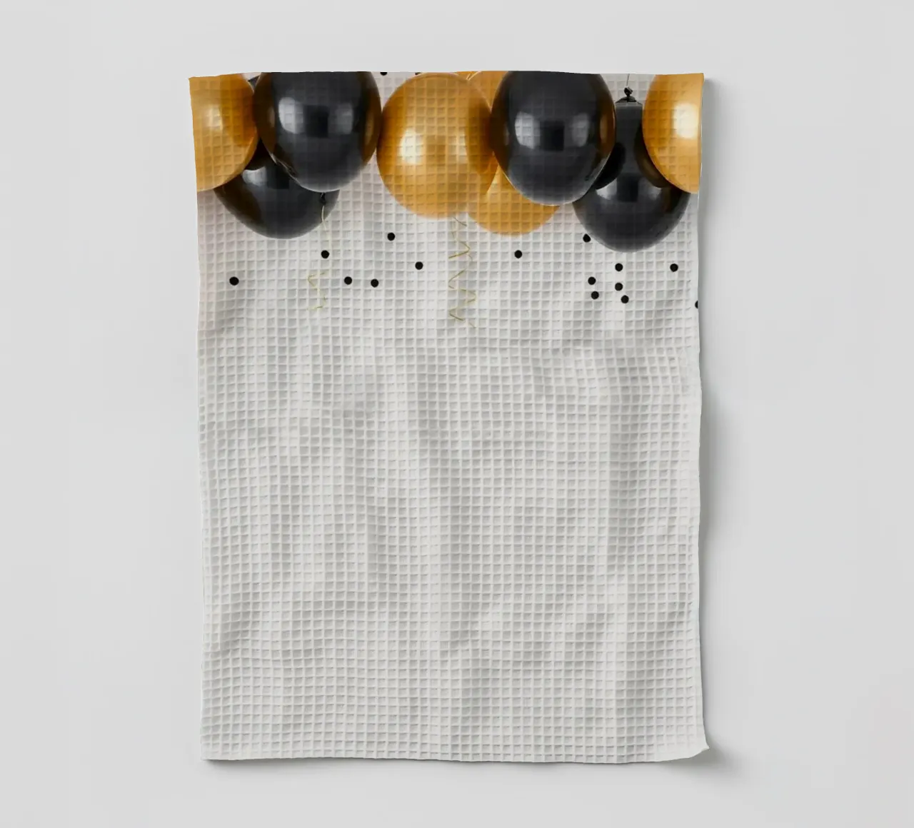 Disposizione colorata di palloncini neri e oro copia dello spazio canovaccio da cucina da DesignDoodle