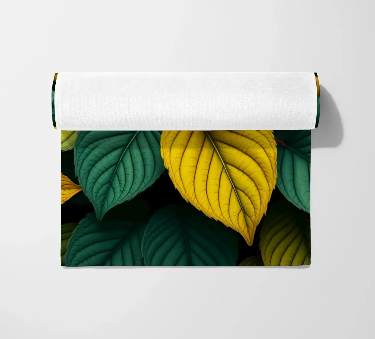 Disposizione di foglie colorate con texture e motivi ricchi di colore telo mare da DesignDoodle