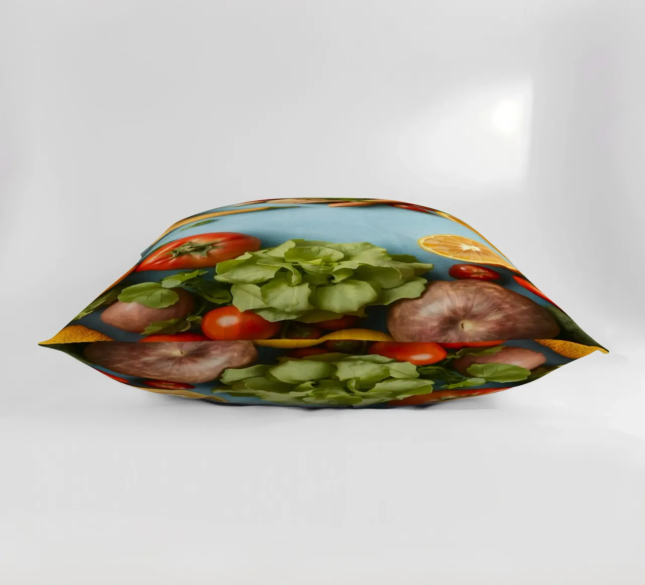 verdure fresche e frutta su sfondo blu Copy space cuscino da DesignDoodle