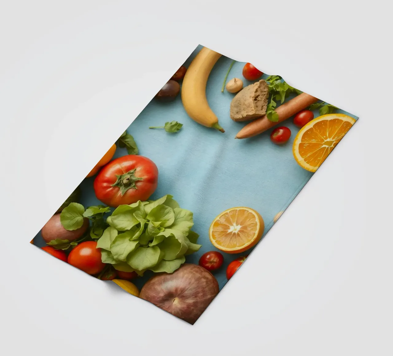 verdure fresche e frutta su sfondo blu Copy space coperta in pile da DesignDoodle