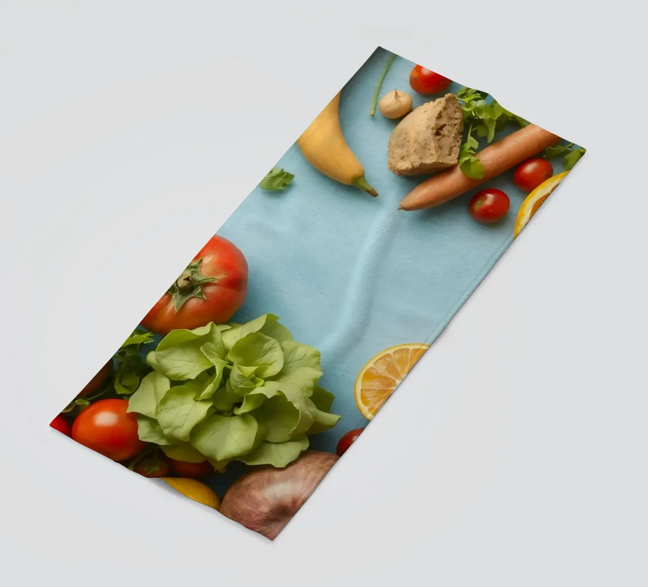 verdure fresche e frutta su sfondo blu Copy space telo mare da DesignDoodle