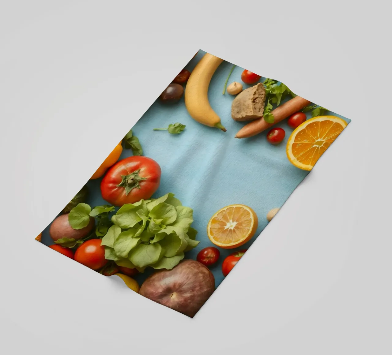 verdure fresche e frutta su sfondo blu Copy space telo mare da DesignDoodle