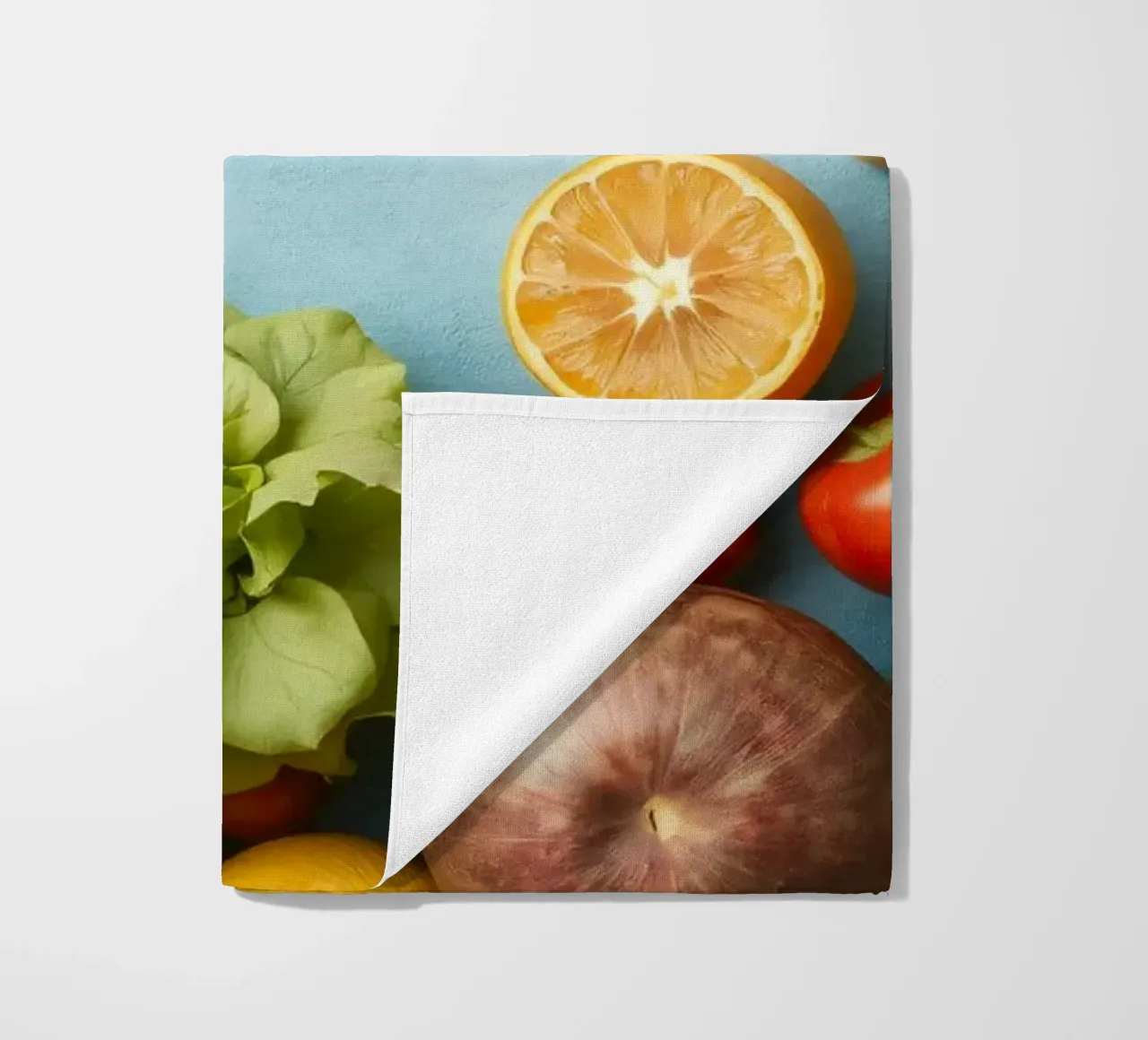 verdure fresche e frutta su sfondo blu Copy space telo mare da DesignDoodle