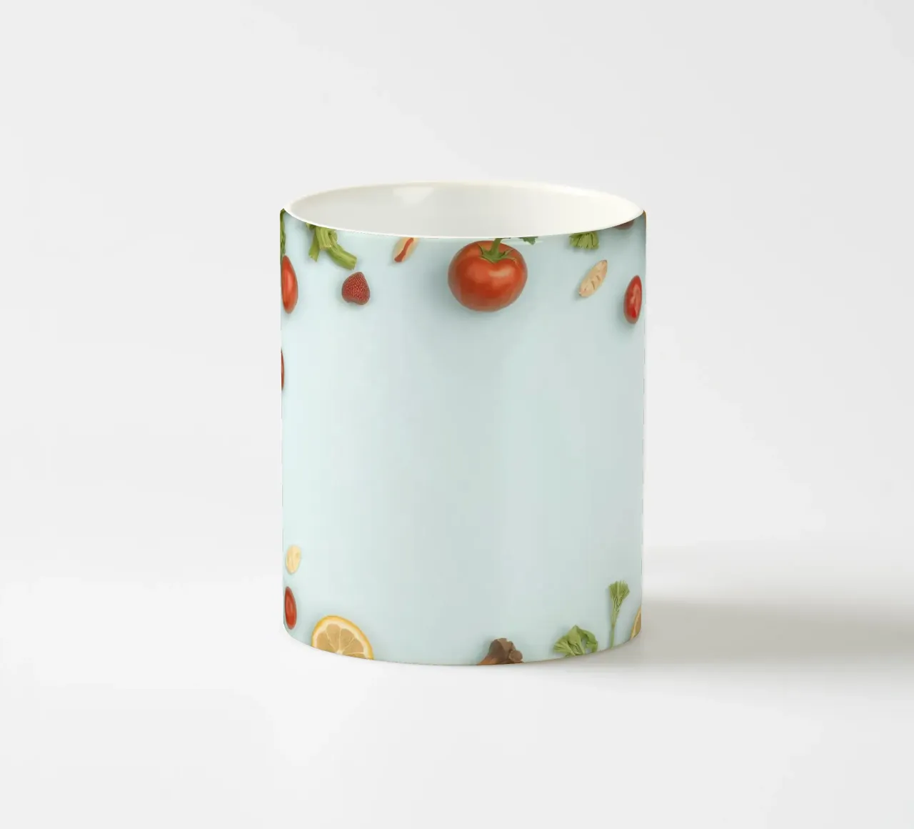 Verdura e frutta fresca disposte in modo artistico Copy Space tazza in ceramica da DesignDoodle