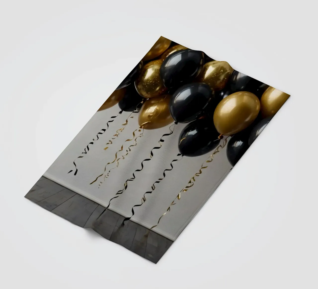 Fondale per festeggiamenti con palloncini neri e oro coperta in pile da DesignDoodle