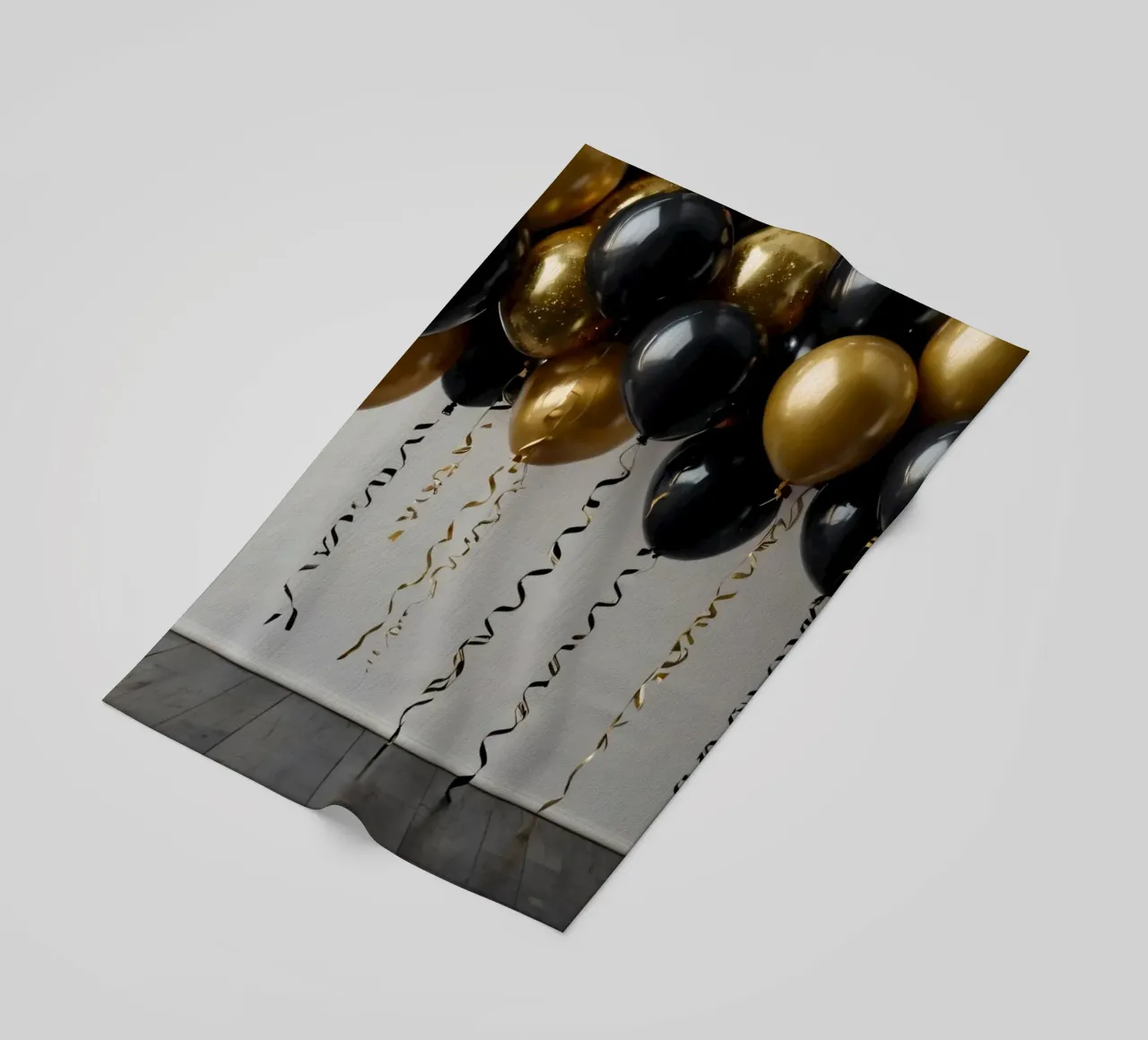 Fondale per festeggiamenti con palloncini neri e oro telo mare da DesignDoodle