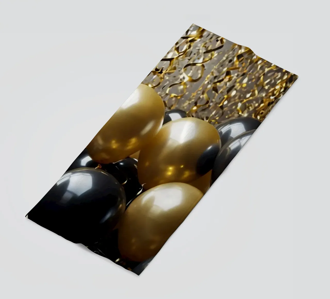Vibrante composizione di palloncini neri e oro telo mare da DesignDoodle