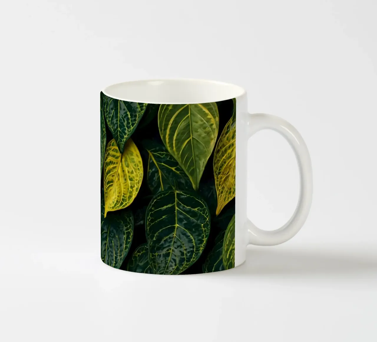 Foglie verdi e gialle vibranti in una composizione astratta tazza in ceramica da DesignDoodle