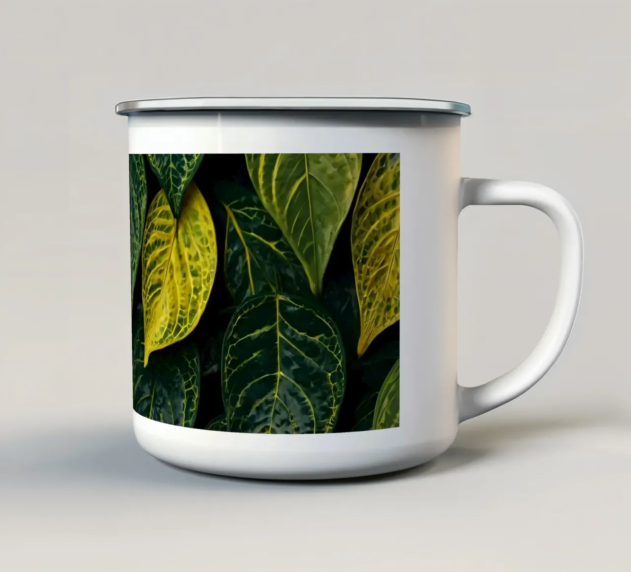 Foglie verdi e gialle vibranti in una composizione astratta tazza in smalto da DesignDoodle