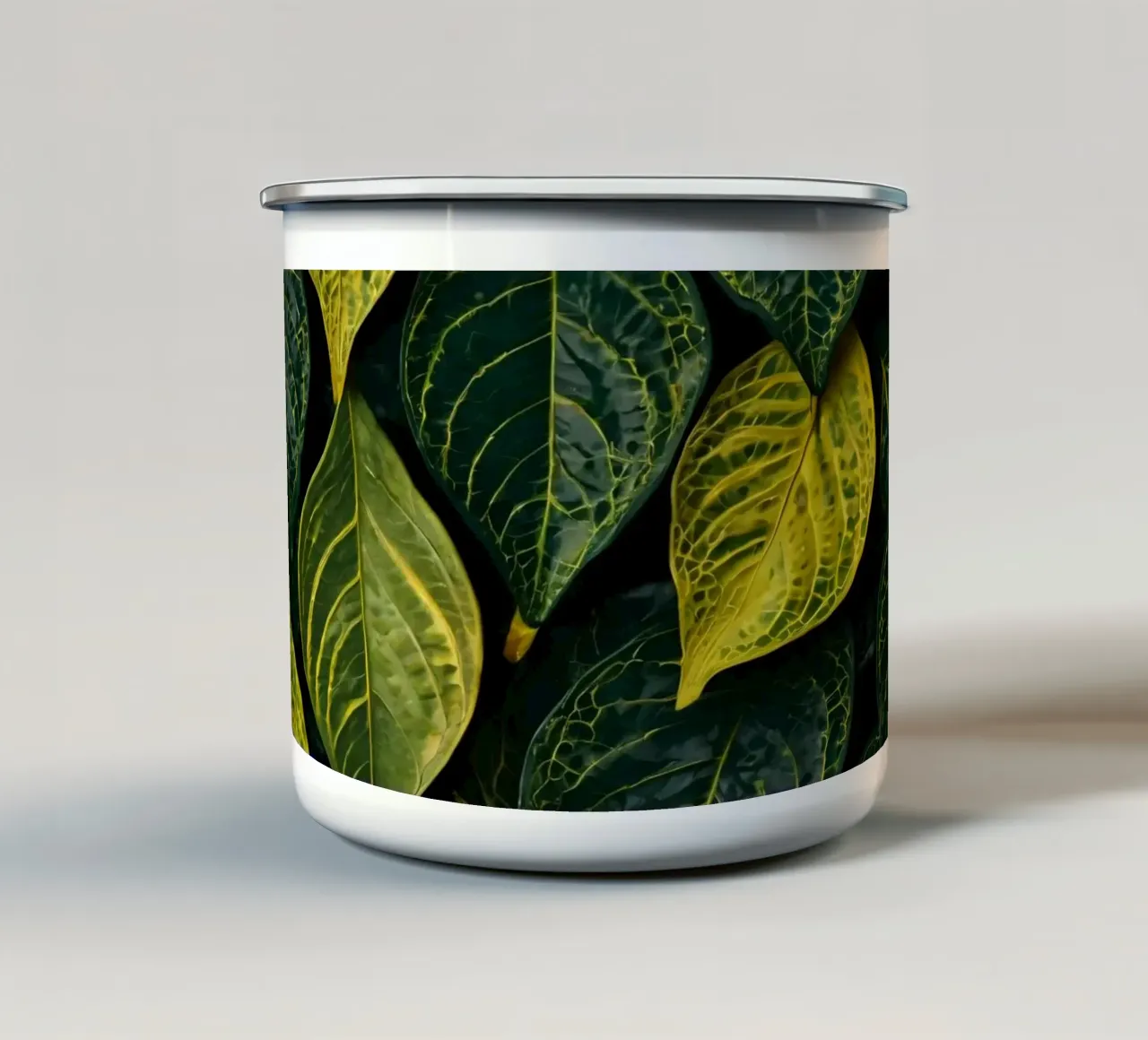 Foglie verdi e gialle vibranti in una composizione astratta tazza in smalto da DesignDoodle