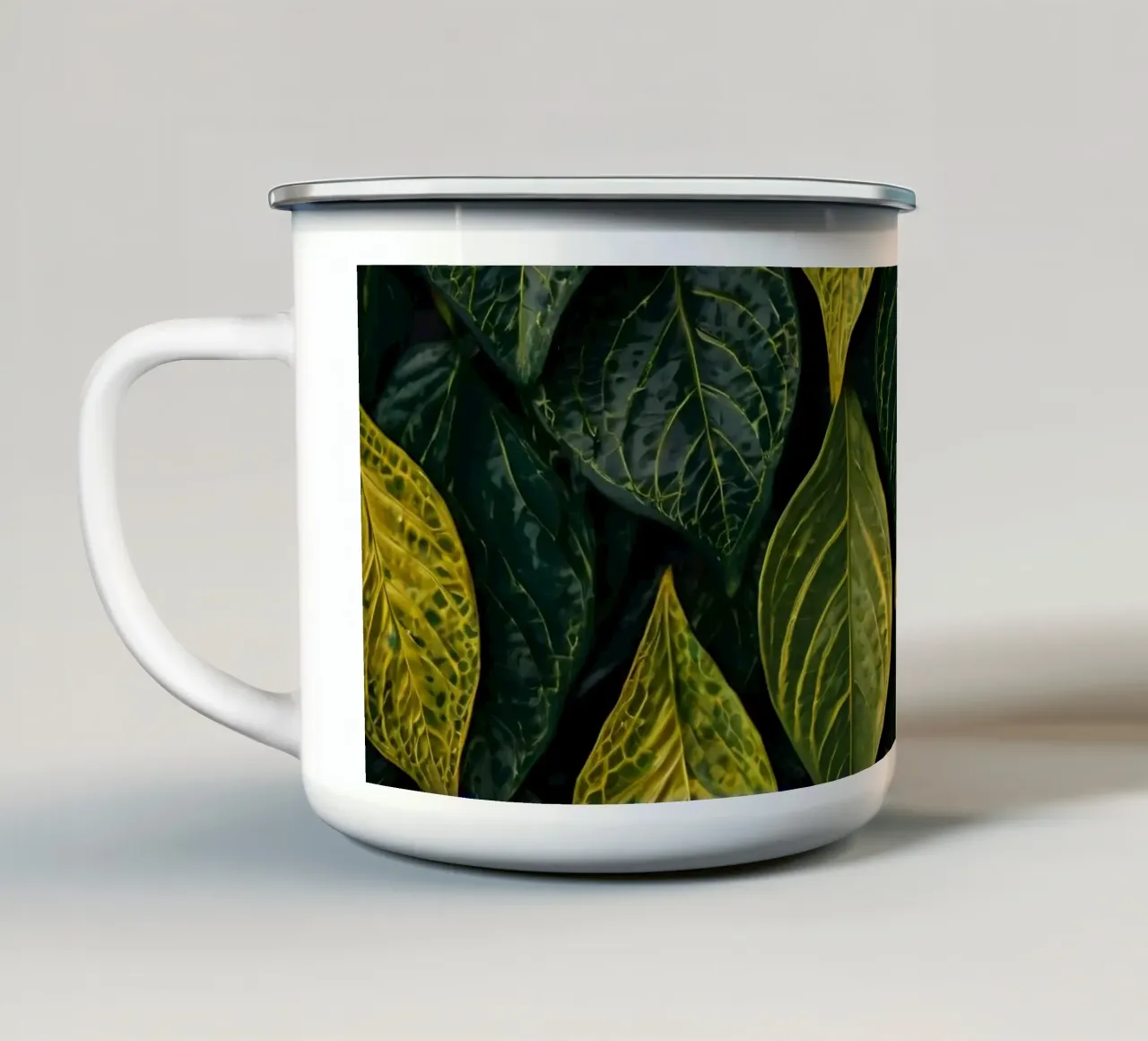 Foglie verdi e gialle vibranti in una composizione astratta tazza in smalto da DesignDoodle