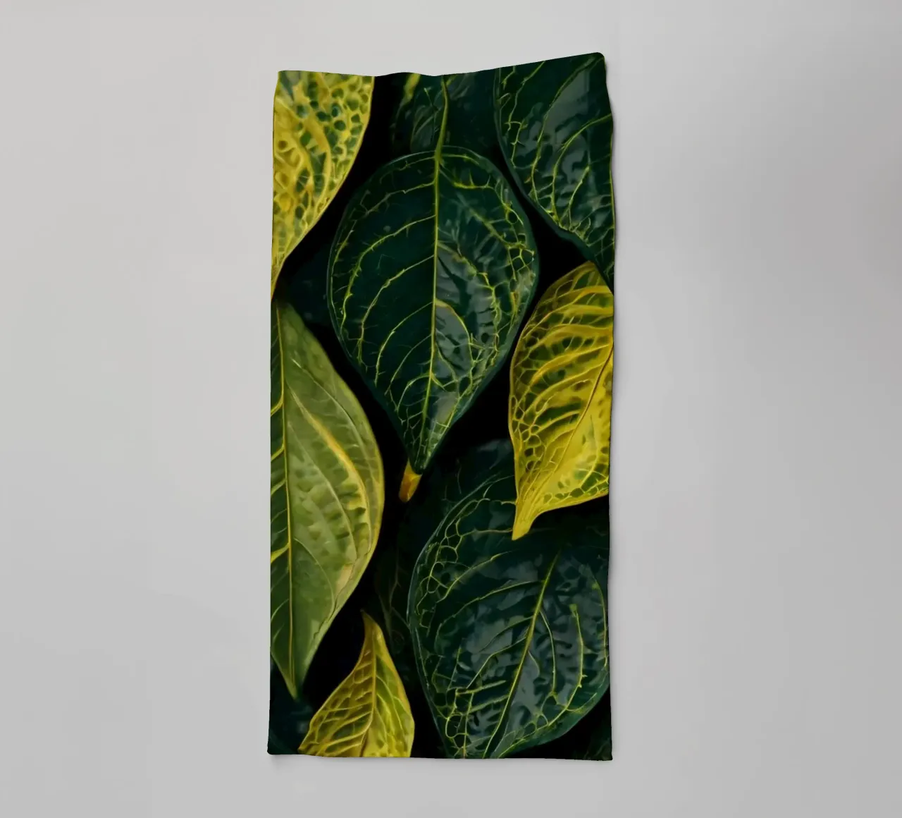 Hojas verdes y amarillas en una composición abstracta toalla de baño de DesignDoodle