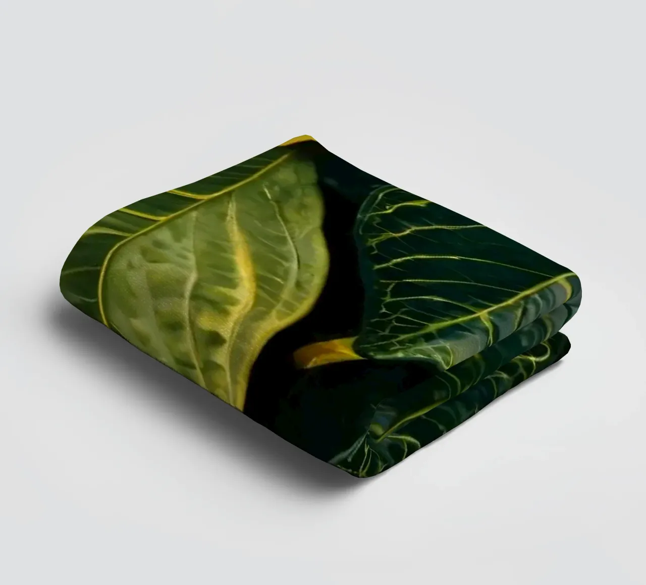 Hojas verdes y amarillas en una composición abstracta toalla de baño de DesignDoodle