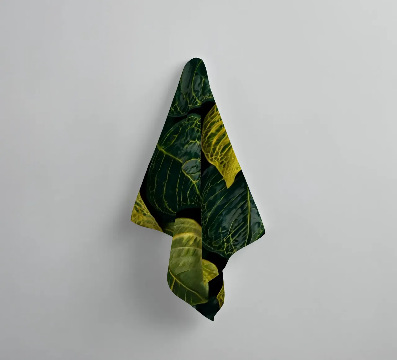 Hojas verdes y amarillas en una composición abstracta toalla de baño de DesignDoodle
