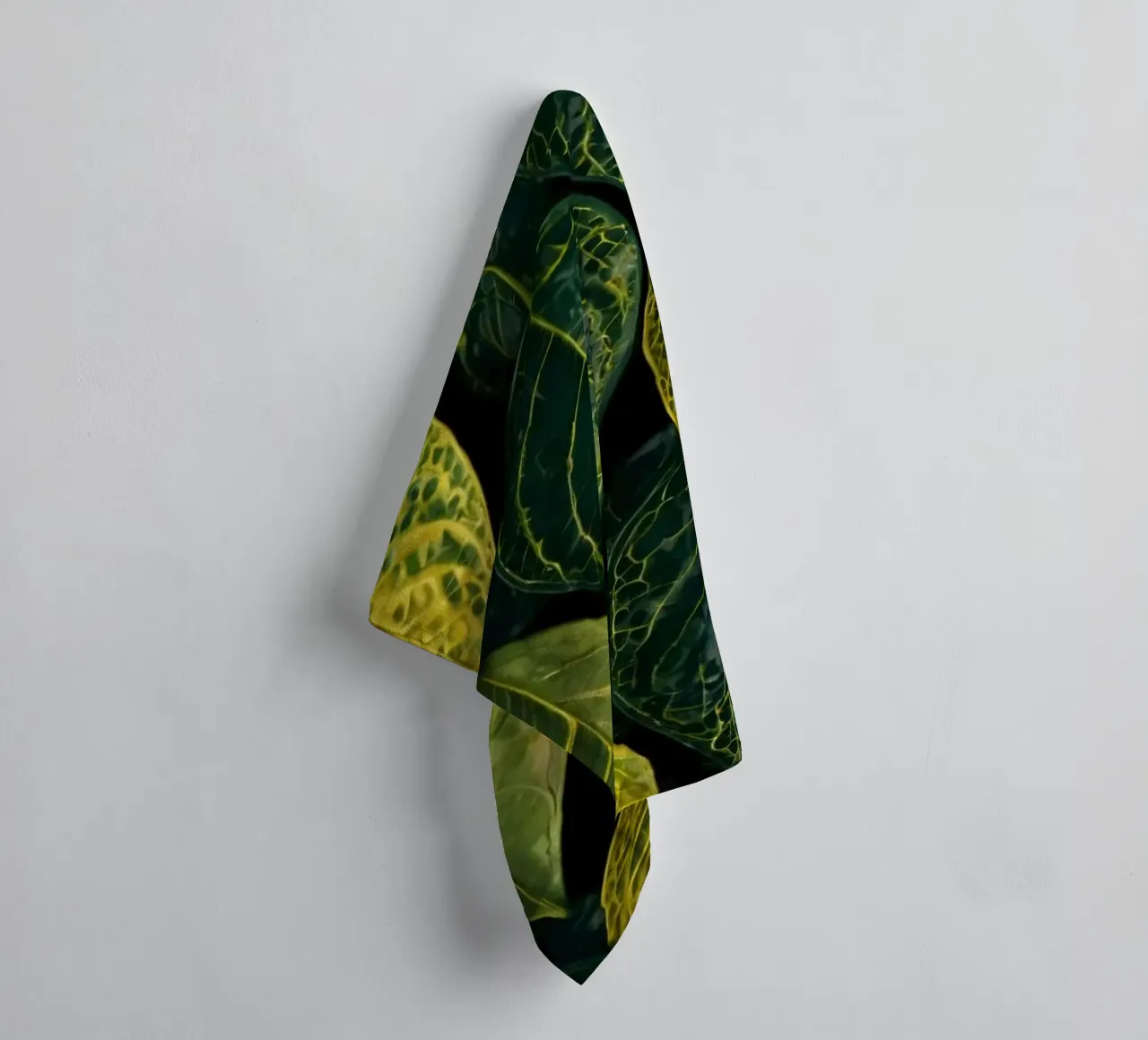 Hojas verdes y amarillas en una composición abstracta toalla de baño de DesignDoodle