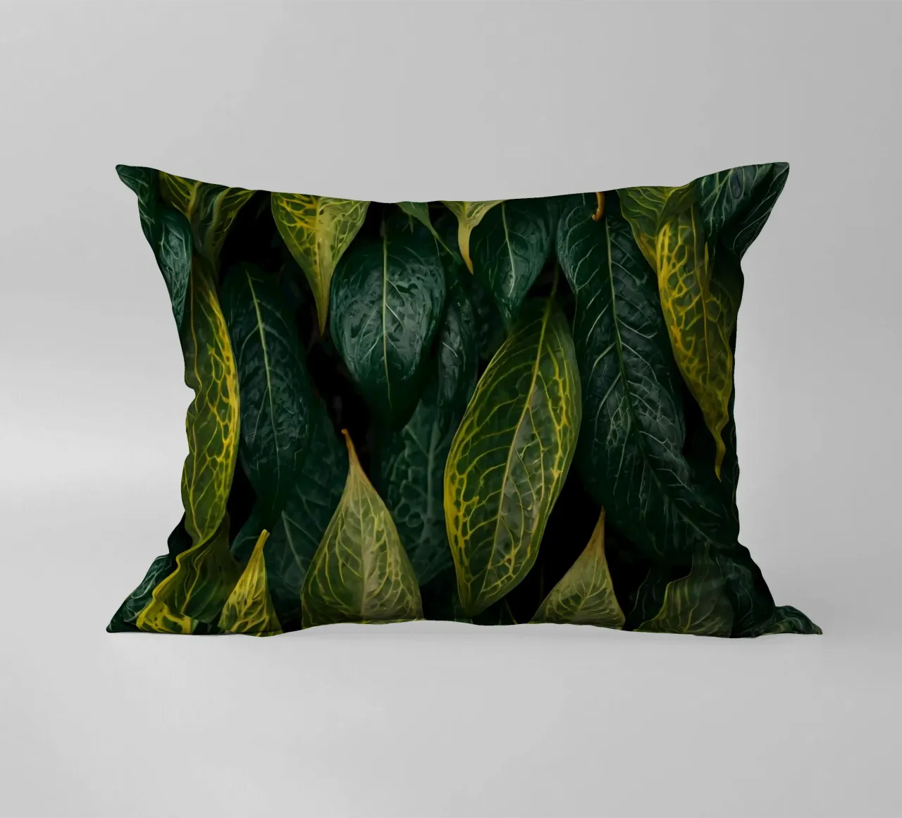 Foglie verdi e rigogliose, con trame intricate e tonalità vivaci. cuscino da DesignDoodle