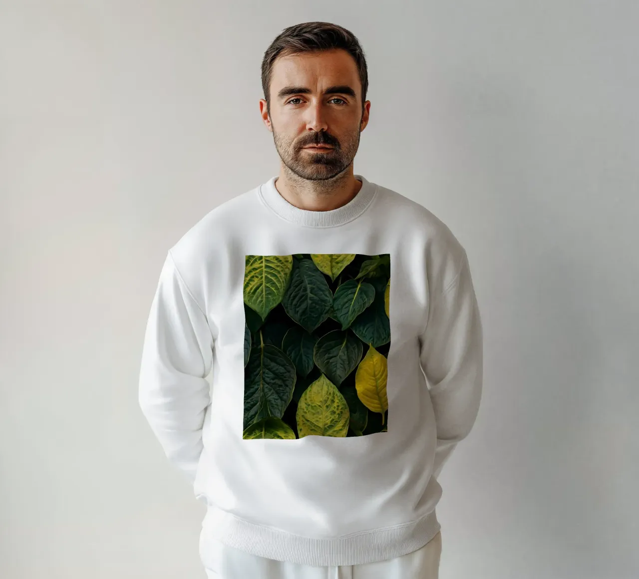 Weelderig groene en gele bladeren creëren een levendig abstract behang sweatshirt van DesignDoodle