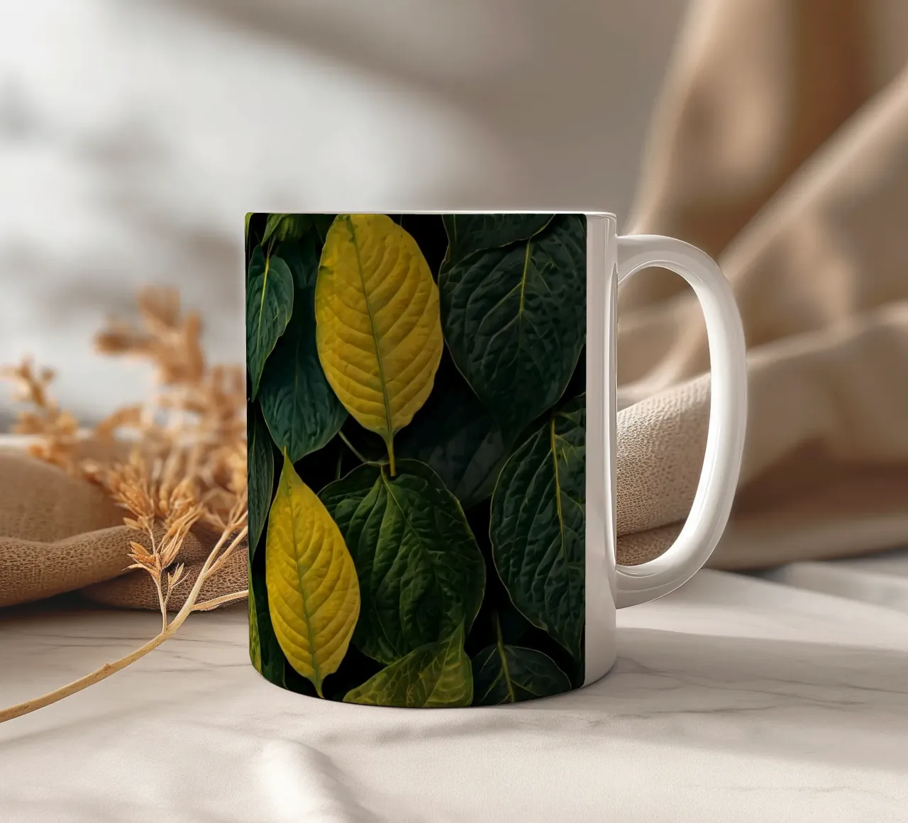 Foglie verdi e gialle creano una vivace parete astratta. tazza in ceramica da DesignDoodle