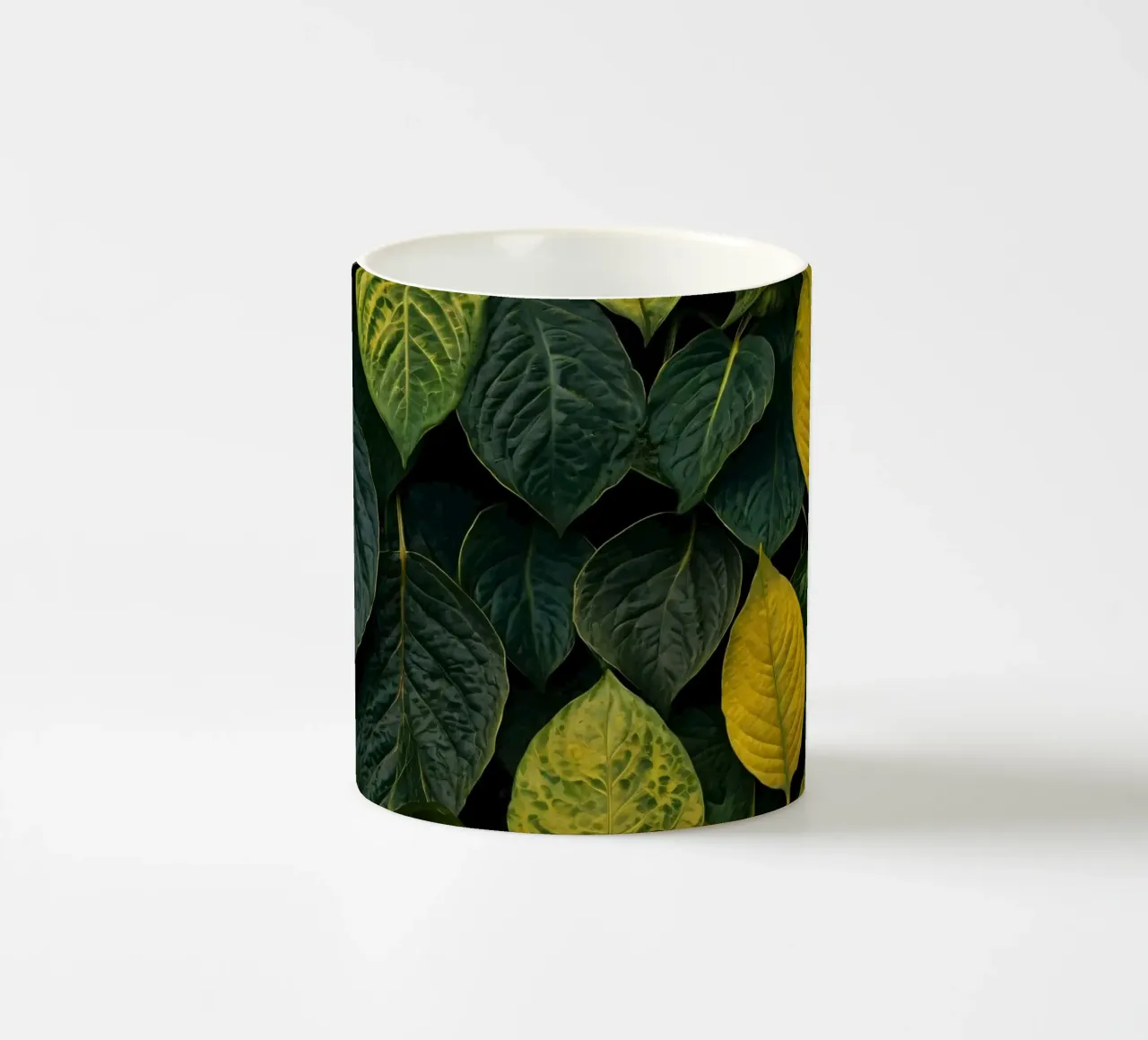 Foglie verdi e gialle creano una vivace parete astratta. tazza in ceramica da DesignDoodle