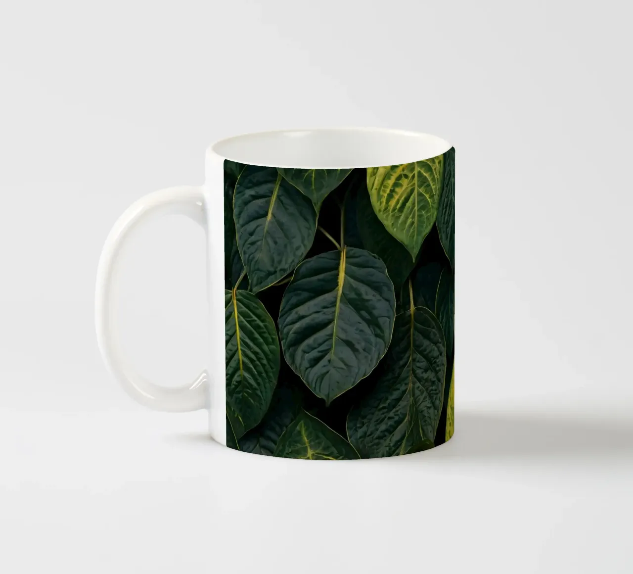 Foglie verdi e gialle creano una vivace parete astratta. tazza in ceramica da DesignDoodle