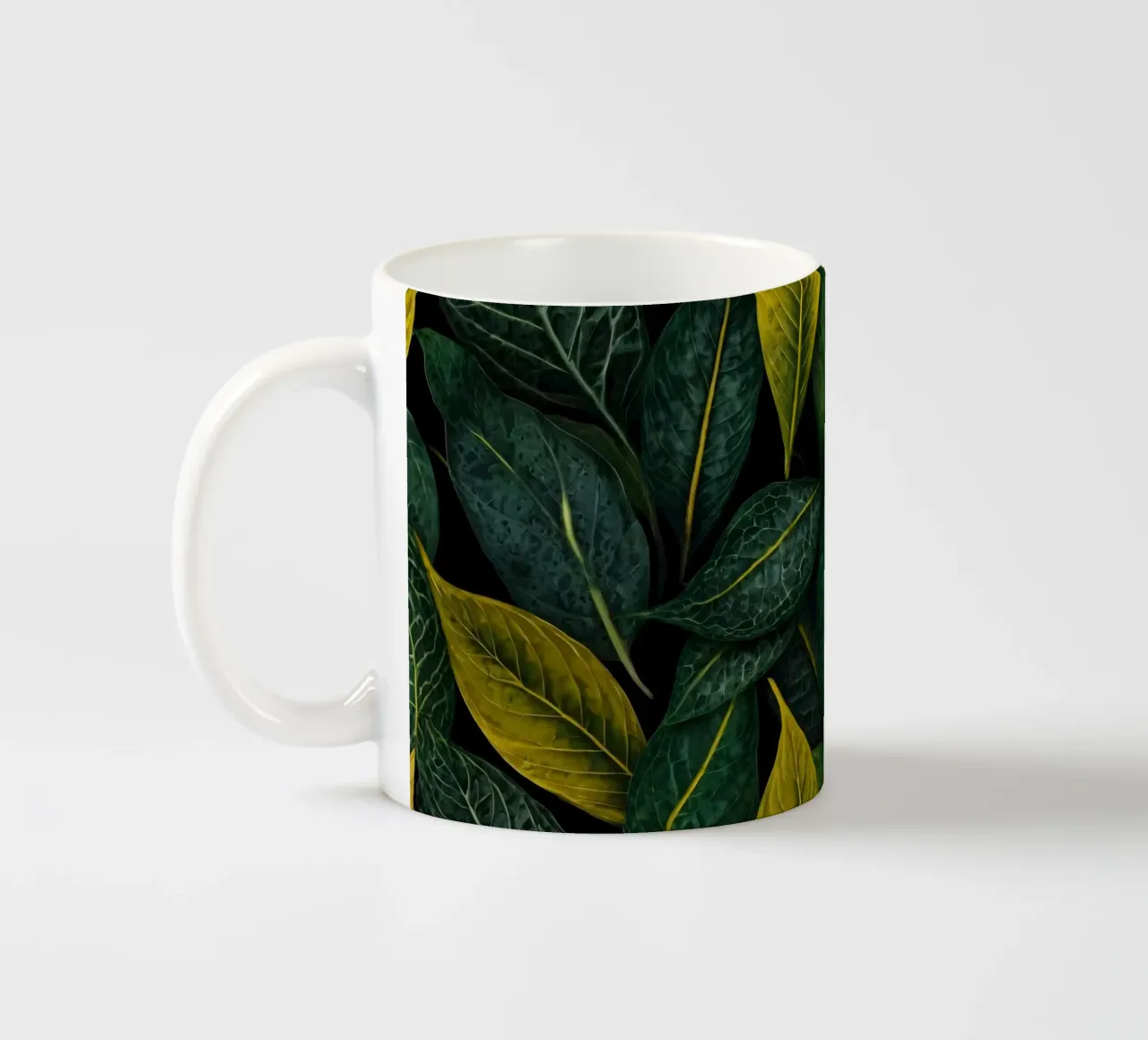 Sfondo di foglie verdi e gialle tazza in ceramica da DesignDoodle