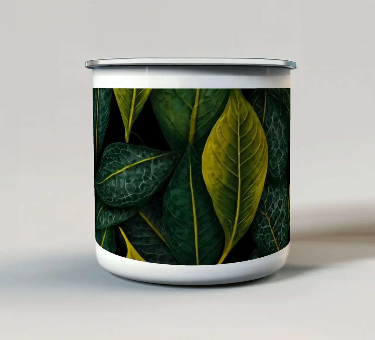 Sfondo di foglie verdi e gialle tazza in smalto da DesignDoodle