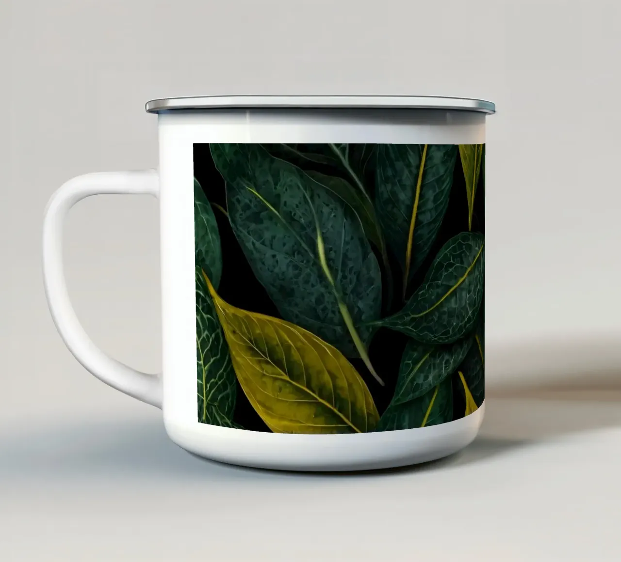 Sfondo di foglie verdi e gialle tazza in smalto da DesignDoodle