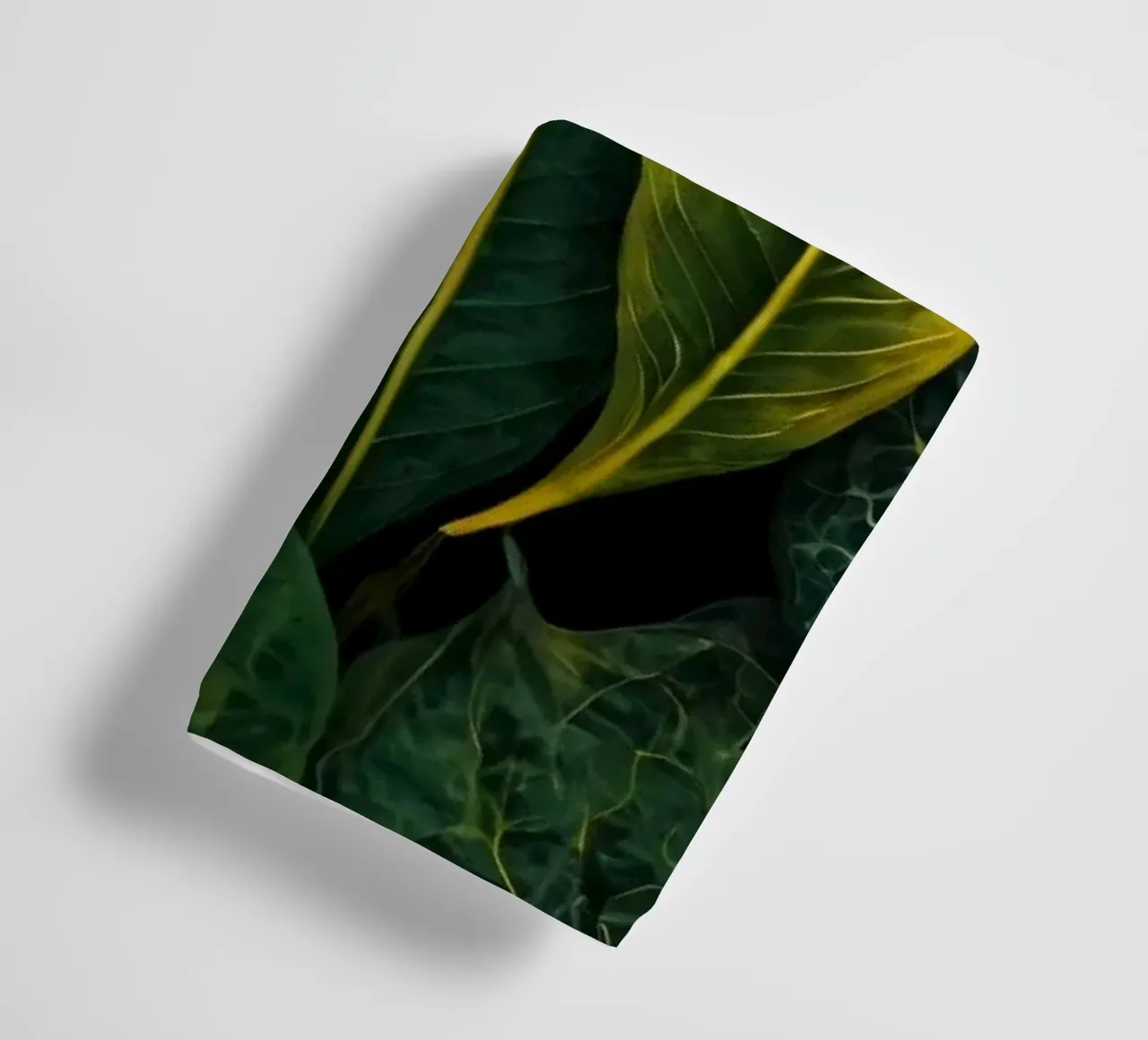 Sfondo di foglie verdi e gialle asciugamano da bagno da DesignDoodle