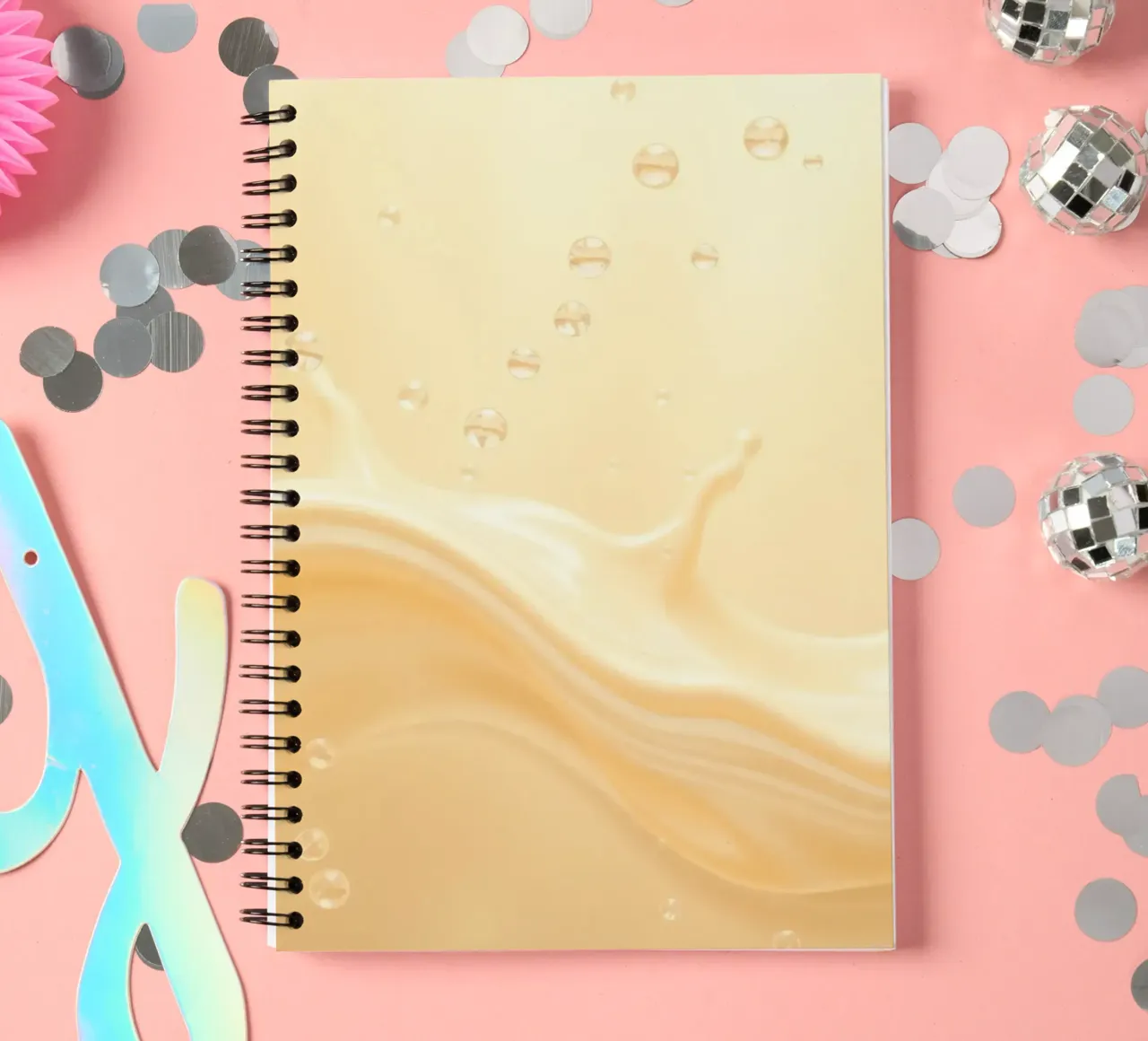 Vloeibare crèmekleurige spetters creëren dynamische abstracte patronen notitieboek met spiraal van DesignDoodle