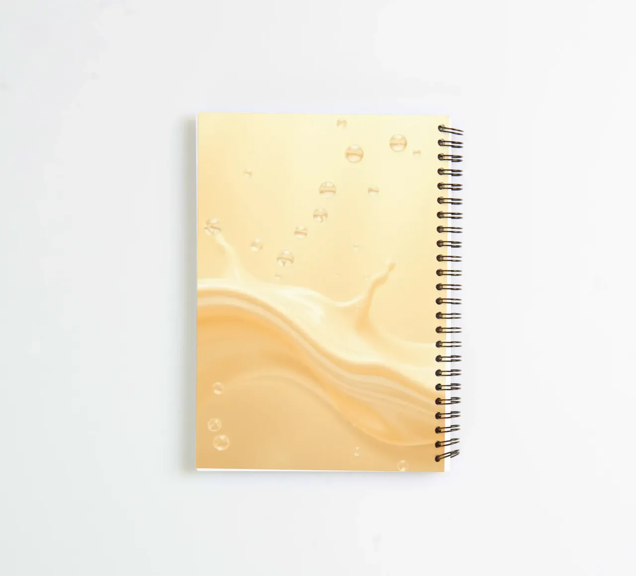 Vloeibare crèmekleurige spetters creëren dynamische abstracte patronen notitieboek met spiraal van DesignDoodle