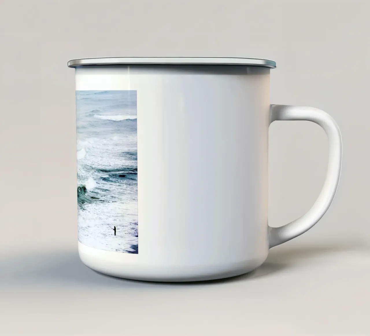 The fisherman I tazza in smalto da Tal Paz-Fridman