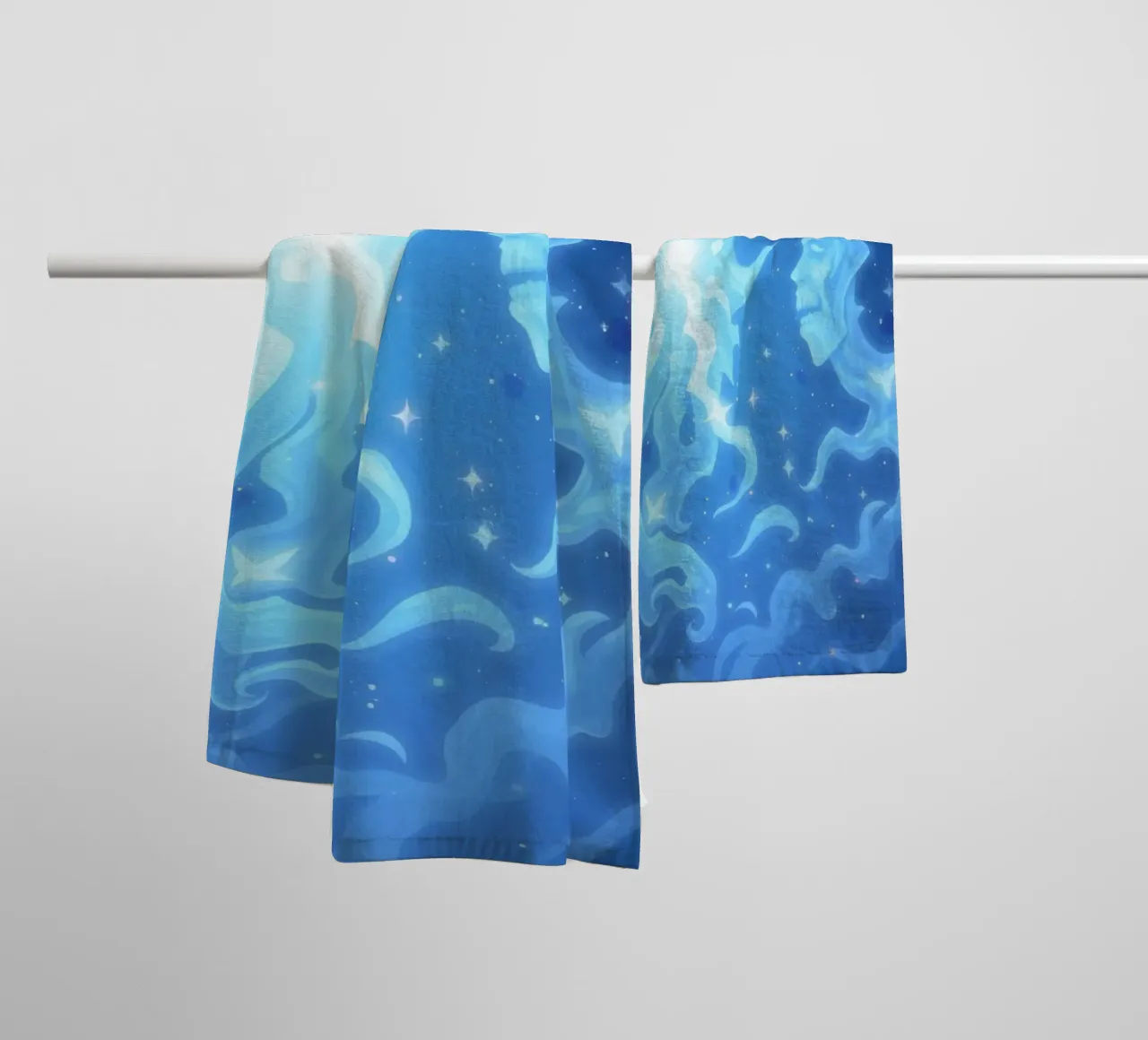 Cielo notturno mistico con figure eteree e stelle luminose asciugamano da bagno da DesignDoodle