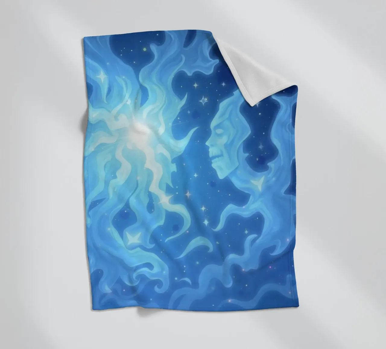 Cielo notturno mistico con figure eteree e stelle luminose coperta in pile da DesignDoodle
