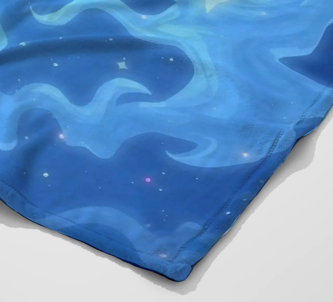 Cielo notturno mistico con figure eteree e stelle luminose coperta in pile da DesignDoodle