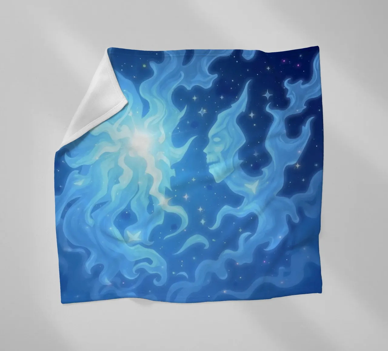 Cielo notturno mistico con figure eteree e stelle luminose coperta in pile da DesignDoodle