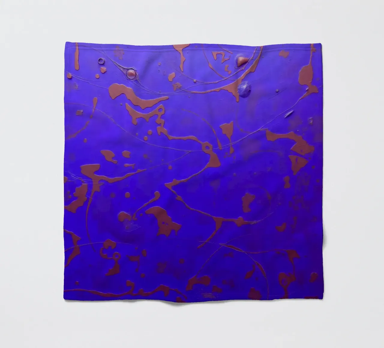 Opera d'arte astratta su un vivace sfondo blu coperta in pile da DesignDoodle