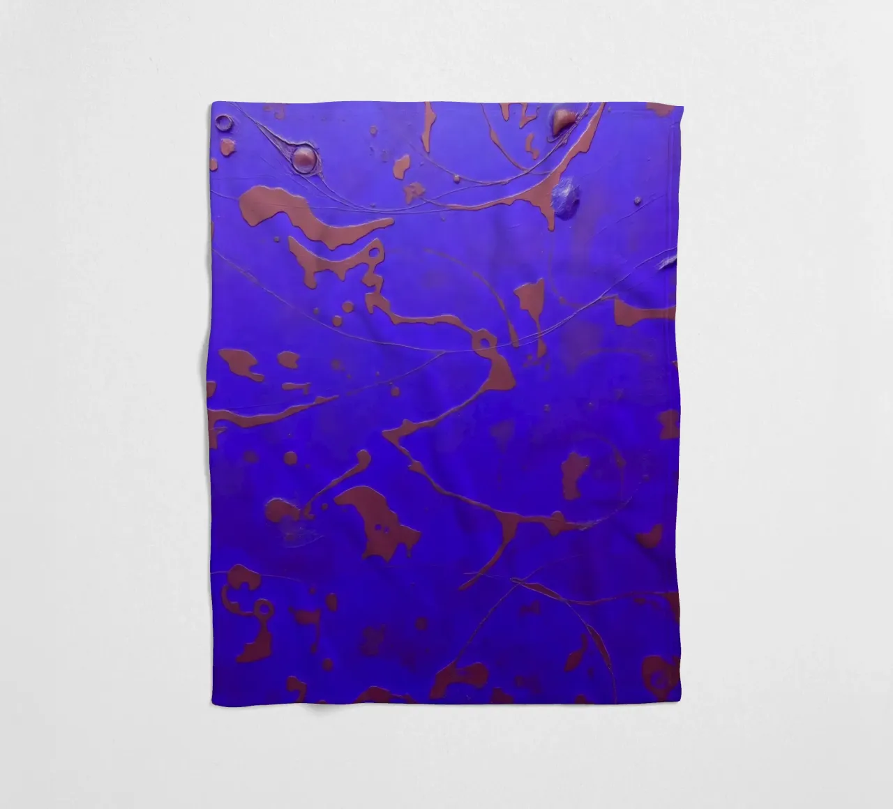 Opera d'arte astratta su un vivace sfondo blu coperta in pile da DesignDoodle