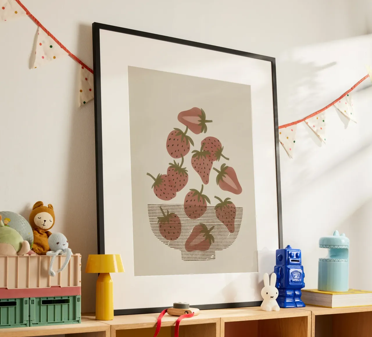 Ciotola di fragole poster con telaio in alluminio da Alisa Galitsyna