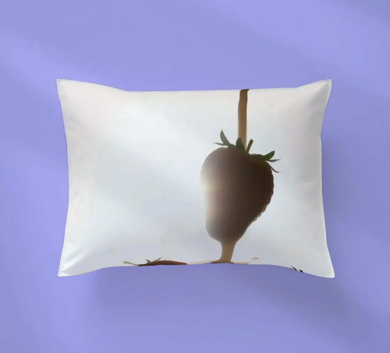 Fragole fresche immerse in una salsa cremosa cuscino da DesignDoodle
