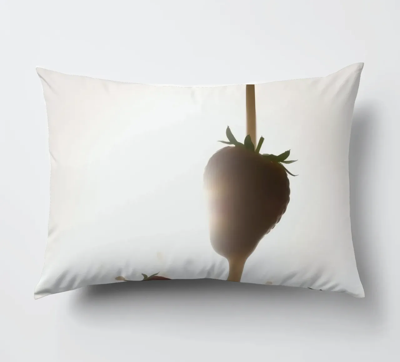 Fragole fresche immerse in una salsa cremosa cuscino da DesignDoodle