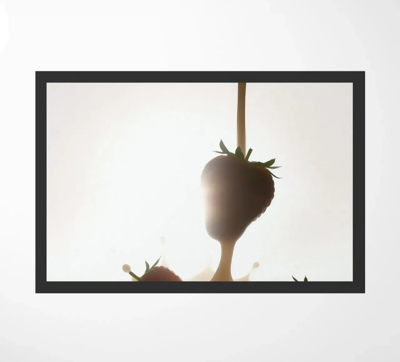 Fragole fresche immerse in una salsa cremosa zerbino da DesignDoodle