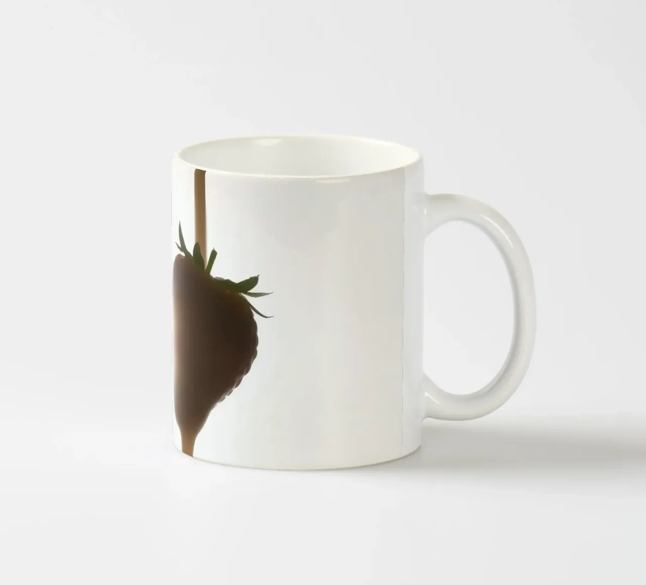 Fragole fresche immerse in una salsa cremosa tazza in ceramica da DesignDoodle